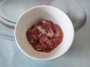 瘦肉切丝，加1汤匙料酒，1克盐，一点点水，1汤匙油，抓揉均匀，腌10分钟。