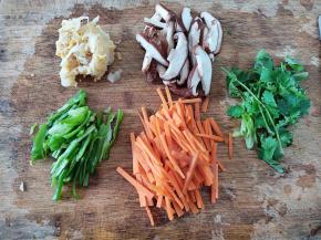 各种配菜洗干净，切丝。