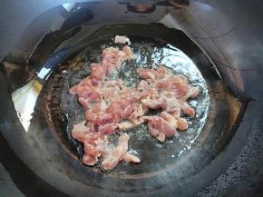 锅烧热，倒入适量油，下肉丝煸炒至全部变色就盛起。