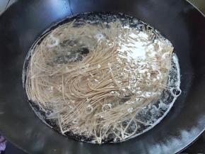 水烧开后，下面条，煮至筷子能夹断。