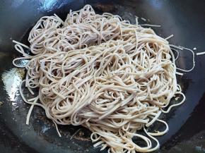 锅里再倒一点油，倒入面条翻炒一会，尽量让面条都被油炒到。最好用不粘锅炒。