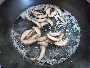 煮面条的水焯一下香菇，一分钟就好。