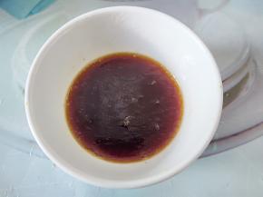 可以用个小碗调酱油水，加入1汤匙生抽，半小勺盐，1汤匙水拌匀。如果嫌麻烦，这一步省略，直接加入锅中。