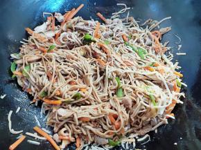 将酱油水倒入锅中，翻炒拌匀。