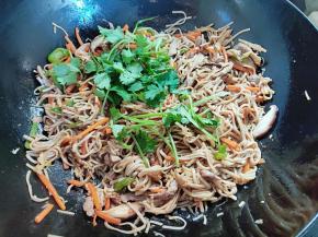 关火，撒入香菜，拌匀就可以了。