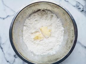 加入室温软化的黄油揉搓均匀，