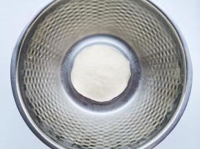 揉成面团，
