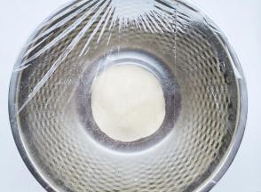 用保鲜膜盖上，放冰箱冷冻1小时取出。