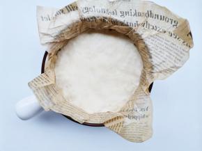 放在油纸上，套入碗中，整理成圆形