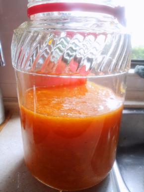 加入柿子，搅拌均匀