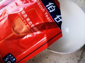 2至8小时后，将酵母用温开水活化半小时