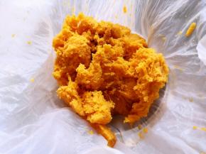 大约过6天，瓶子里不再产气了，就可以过滤酒液，装瓶