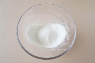 低筋粉先过筛一遍进大碗里面。