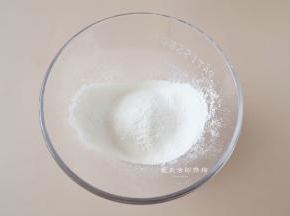 低筋粉先过筛一遍进大碗里面。