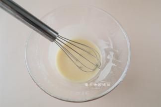 把玉米油加热到85度后直接倒入面粉里，用刮刀快速拌匀冷却，这一步会让面粉的筋度降得更低，做出来的蛋糕口感更细腻。