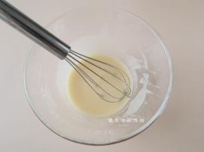 把玉米油加热到85度后直接倒入面粉里，用刮刀快速拌匀冷却，这一步会让面粉的筋度降得更低，做出来的蛋糕口感更细腻。