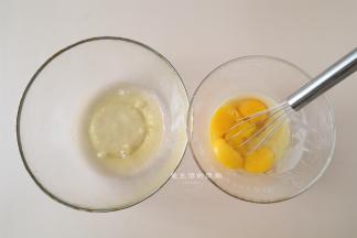 将3个鸡蛋分离出蛋黄蛋白，3个蛋白加入面糊里面，再把一个全蛋打入面糊搅拌均匀。