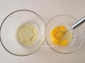 将3个鸡蛋分离出蛋黄蛋白，3个蛋白加入面糊里面，再把一个全蛋打入面糊搅拌均匀。