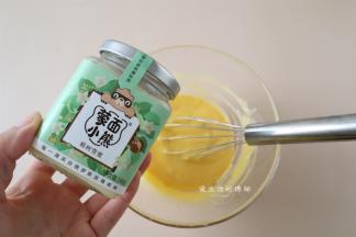 蛋黄糊内放入30克椴树雪蜜搅拌均匀。