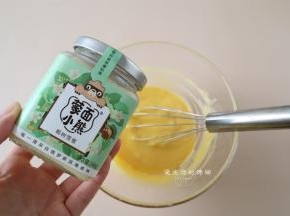 蛋黄糊内放入30克椴树雪蜜搅拌均匀。