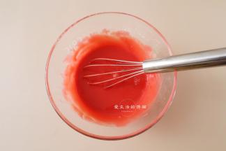 再滴入适量的红丝绒液搅拌，这里的红丝绒液是增加风味和颜色的，可以根据个人的口味来添加。