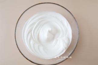 接着把细砂糖分3次加入蛋白里搅打，最后一次和淀粉一起放入，搅打到出现短小尖角的状态即可。打好蛋白后烤箱开始上下火115度预热。