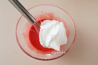 取1/3的蛋白放入蛋黄糊里面，翻拌均匀，切忌不要打圈圈的搅拌，以免消泡哦