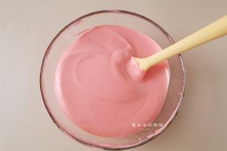 再把拌好的面糊倒入蛋白里面翻拌均匀，最后的面糊装入裱花袋里面。