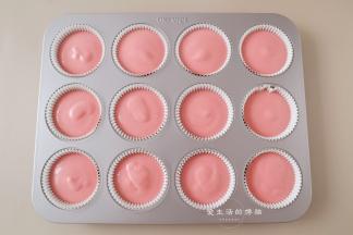 学厨杯子蛋糕模里面放入纸托，把面糊挤入杯子蛋糕模具里面，这里的量刚好够12个5.5cm杯子蛋糕的，大约8.5分满就可以了。