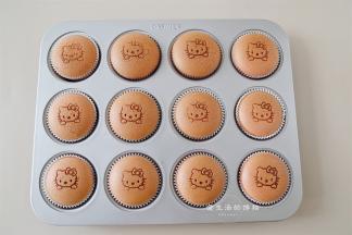 把杯子蛋糕糊放入烤箱中层上下火115度烤45分钟，转上115下125烤15分钟，再130度烤8-10分钟即可出炉。