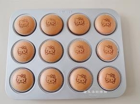 把杯子蛋糕糊放入烤箱中层上下火115度烤45分钟，转上115下125烤15分钟，再130度烤8-10分钟即可出炉。