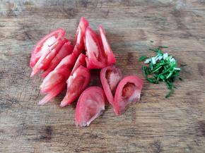 番茄洗干净，切片。