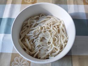 按说明煮五六分钟，捞起。