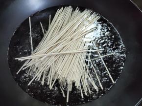 水烧开，下面条开始煮。
