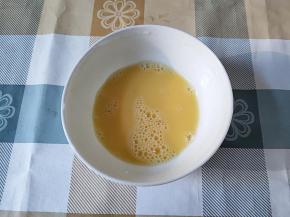 鸡蛋磕碗里，搅打均匀。