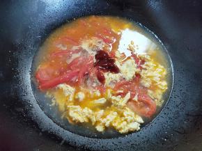 加入1碗水。也可以像我一样加一点番茄酱，煮至水开。