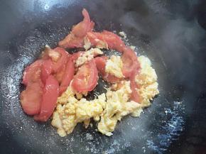 蛋液凝固后，将鸡蛋铲碎，翻炒几下。