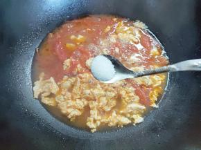 根据自己的口味，加入适量盐拌匀，再煮一两分钟。可以尝下咸淡。