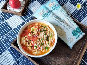 将煮好的番茄鸡蛋汤倒入面条中，拌匀，撒上葱花，就可以吃了。