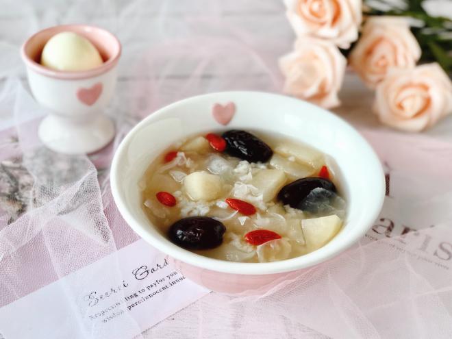 润肺养颜的银耳雪梨粥