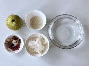 准备好食材，银耳干泡发好。