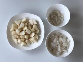 把银耳泡发好撕成小块，大米洗净，雪梨去皮切成小块。