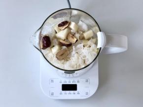 把以上三种食材和红枣一起放入养生壶。