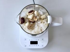 把以上三种食材和红枣一起放入养生壶。