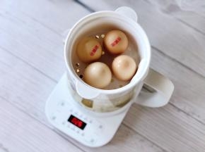 如果你的养生壶有蒸煮的功能，还可以把鸡蛋洗净，同时蒸上。