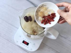 剩余5分钟的时候加入冰糖和枸杞即可。