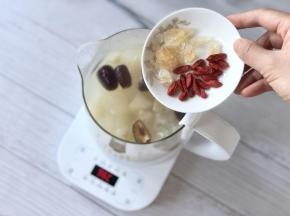 剩余5分钟的时候加入冰糖和枸杞即可。
