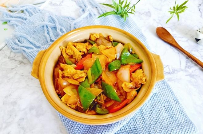 洋葱炒蛋盖浇饭