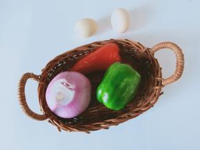 准备洋葱、灯椒、红椒、鸡蛋。