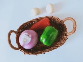 准备洋葱、灯椒、红椒、鸡蛋。